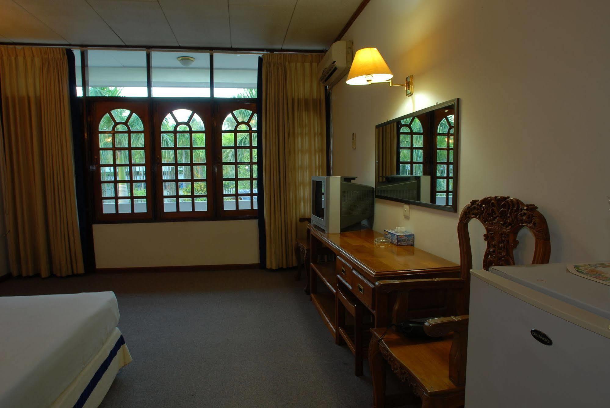 Myanmar Life Hotel Yangon Bagian luar foto